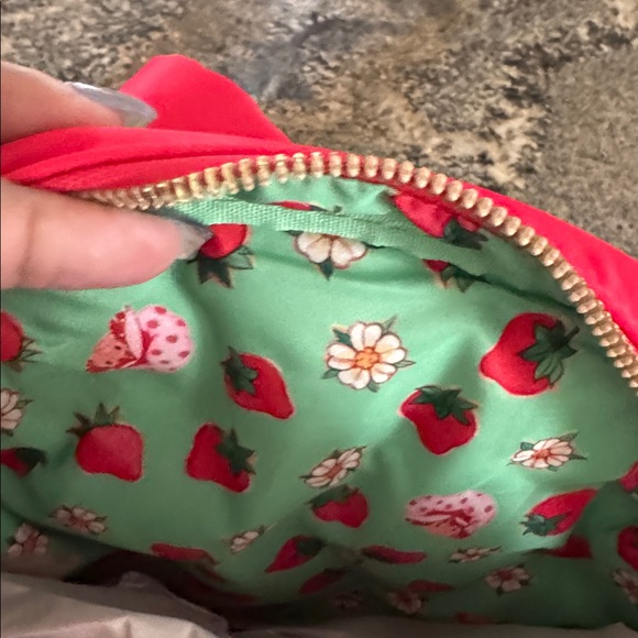 Whatever! Makes You Happy Strawberry Shortcake Strawberry Crossbody Bag SCENTED - Picture 4 of 4
